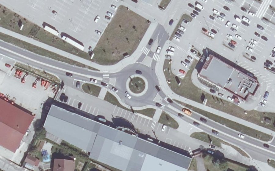 Vue aérienne du Rond-point anonyme n°727592505