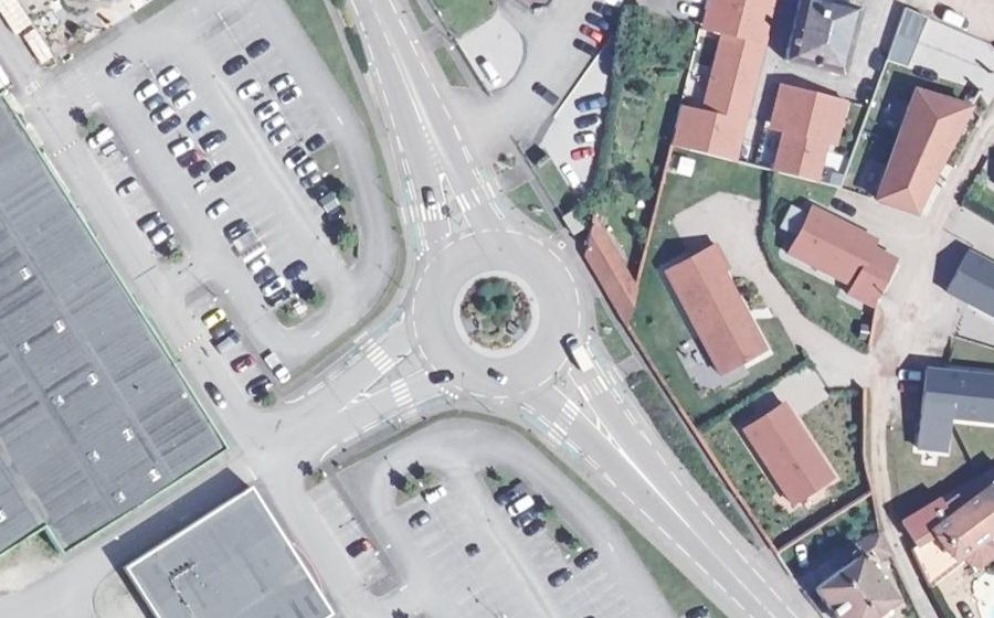 Vue aérienne du Rond-point anonyme n°72765056