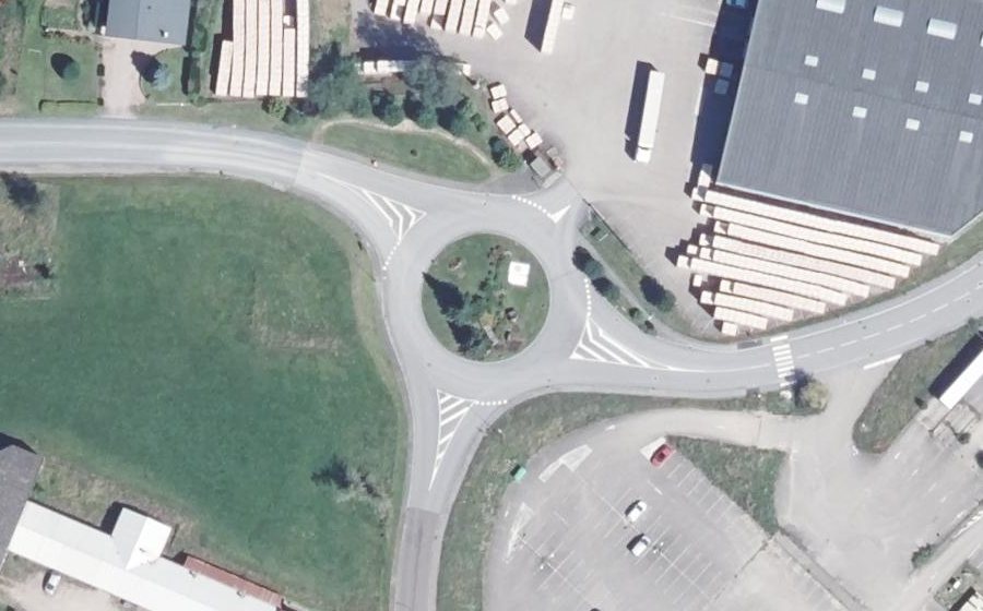 Vue aérienne du Rond-point anonyme n°72765079