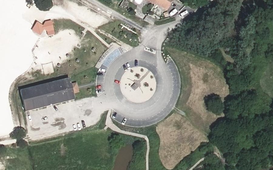 Vue aérienne du Rond-point anonyme n°72789691