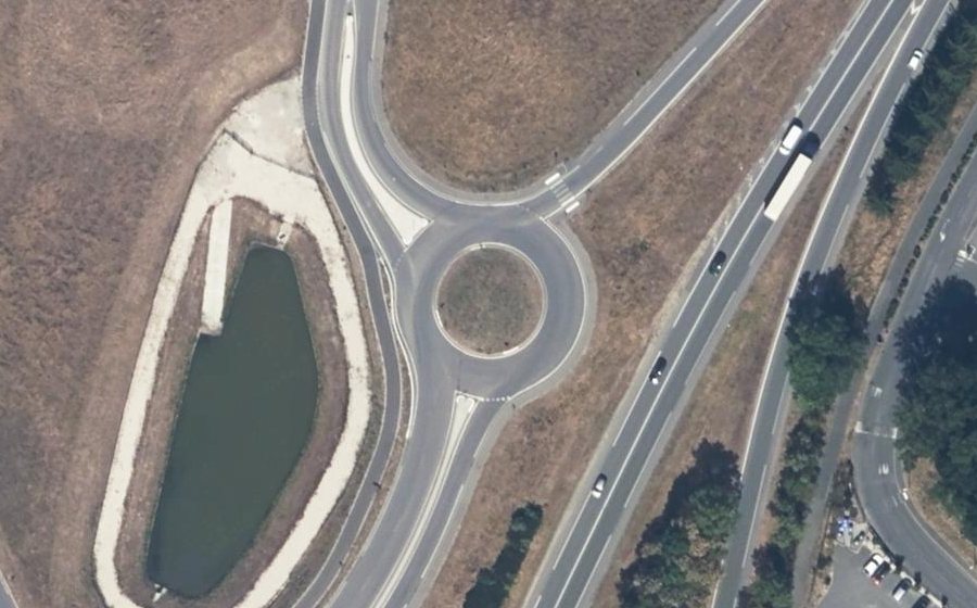 Vue aérienne du Rond-point anonyme n°727908923