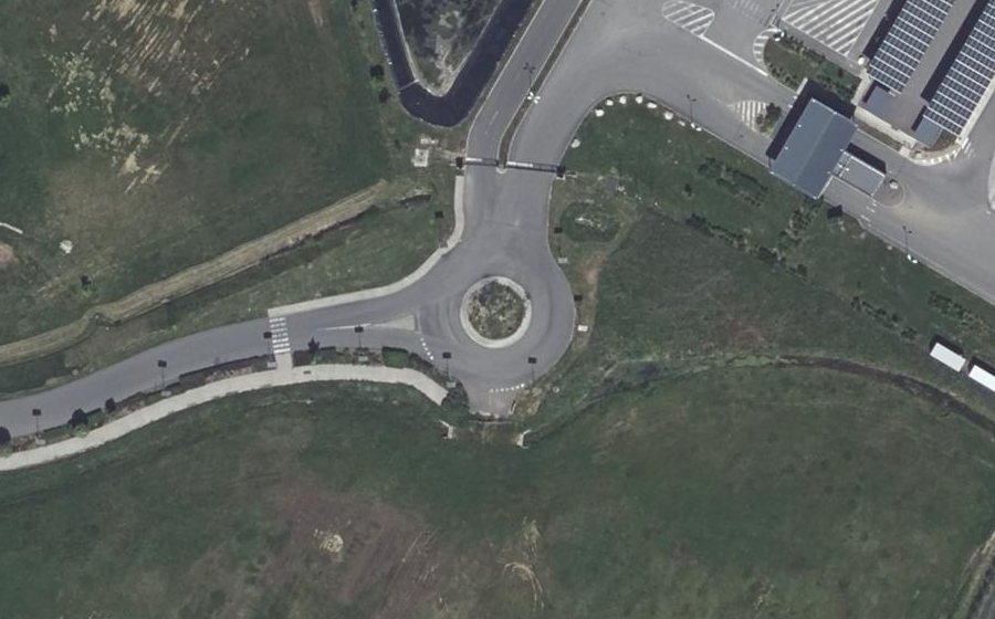 Vue aérienne du Rond-point anonyme n°728005324
