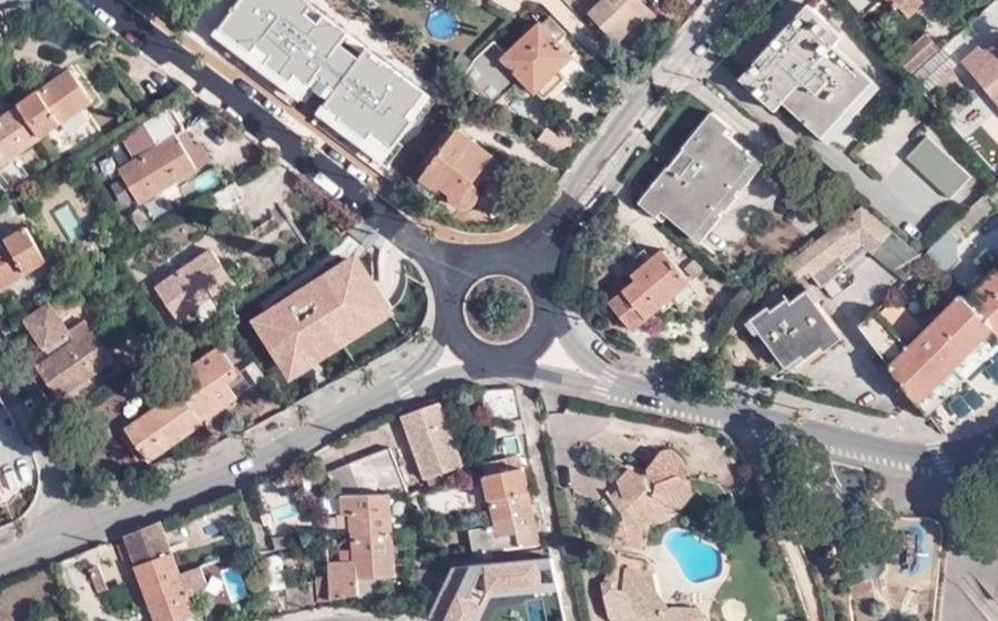 Vue aérienne du Rond-point anonyme n°728202495