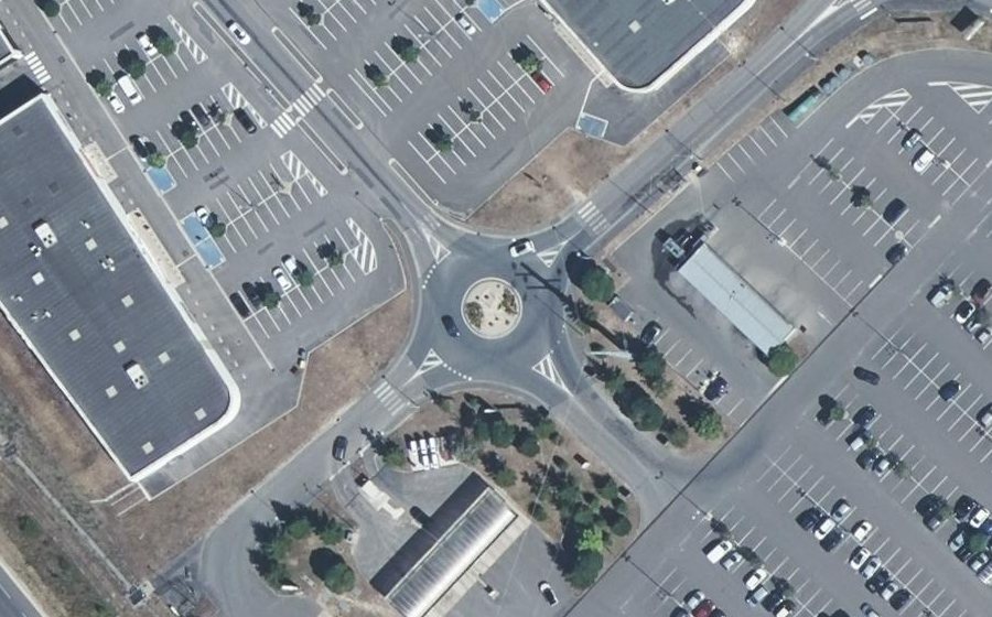 Vue aérienne du Rond-point anonyme n°728213896