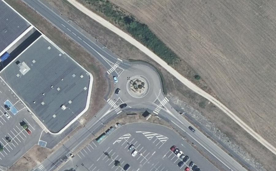 Vue aérienne du Rond-point anonyme n°728331822