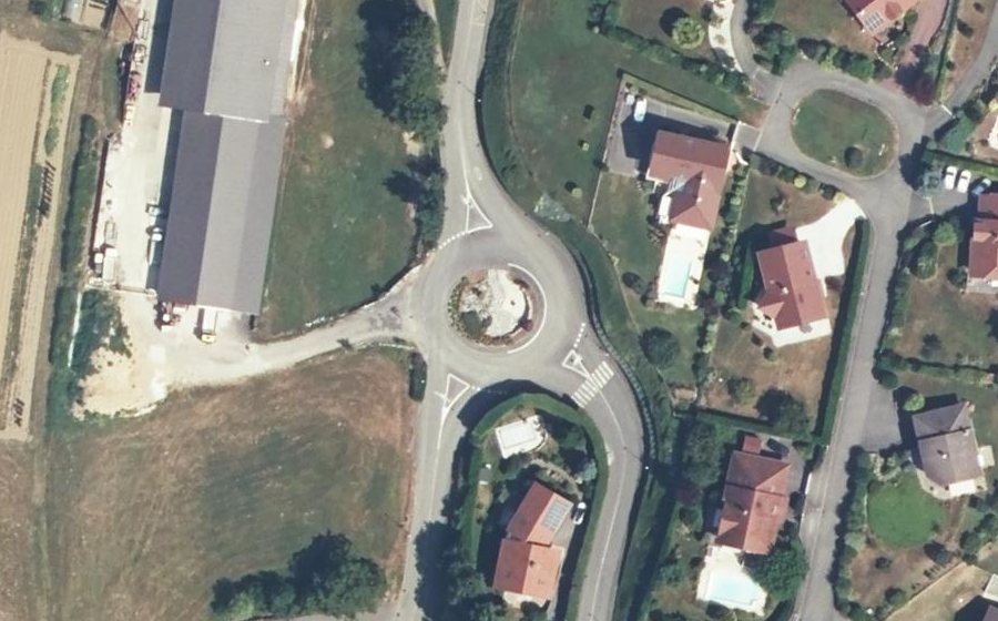Vue aérienne du Rond-point anonyme n°72855337