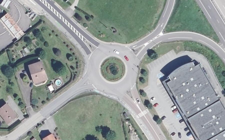 Vue aérienne du Rond-point anonyme n°72860692