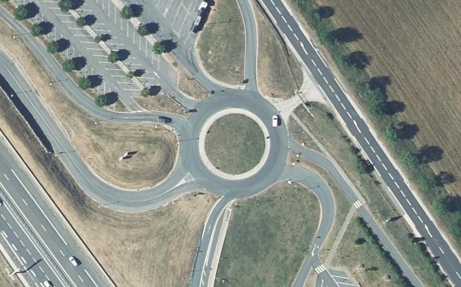 Vue aérienne du Rond-point anonyme n°72863893