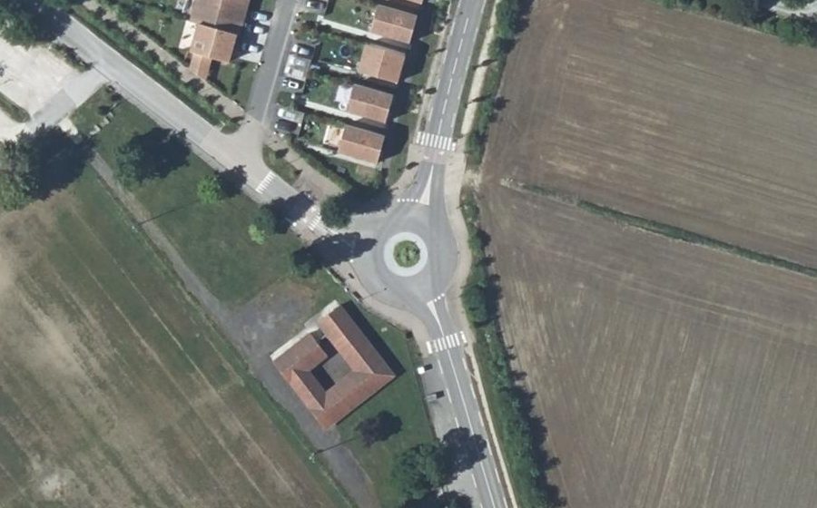 Vue aérienne du Rond-point anonyme n°728808482
