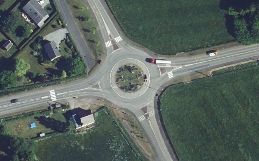 Vue aérienne du Rond-point anonyme n°72886255