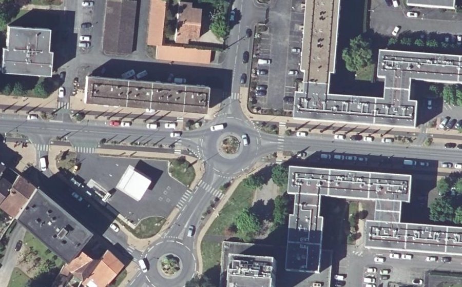 Vue aérienne du Rond-point anonyme n°72901564