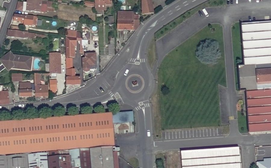 Vue aérienne du Rond-point anonyme n°729366251