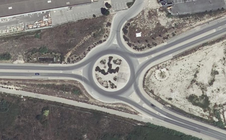 Vue aérienne du Rond-point anonyme n°729628594