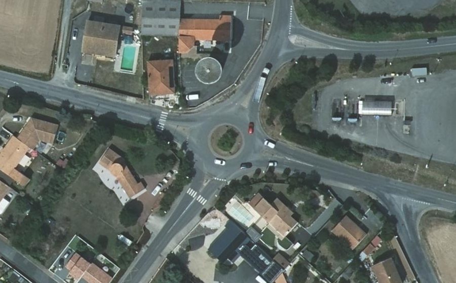 Vue aérienne du Rond-point anonyme n°72989892