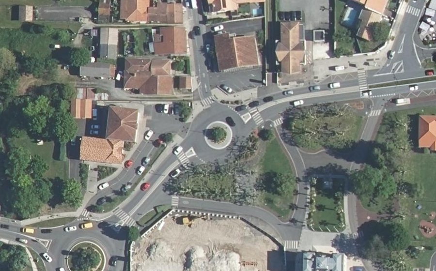 Vue aérienne du Rond-point anonyme n°730190494