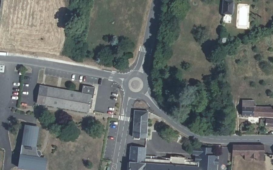 Vue aérienne du Rond-point anonyme n°730261575