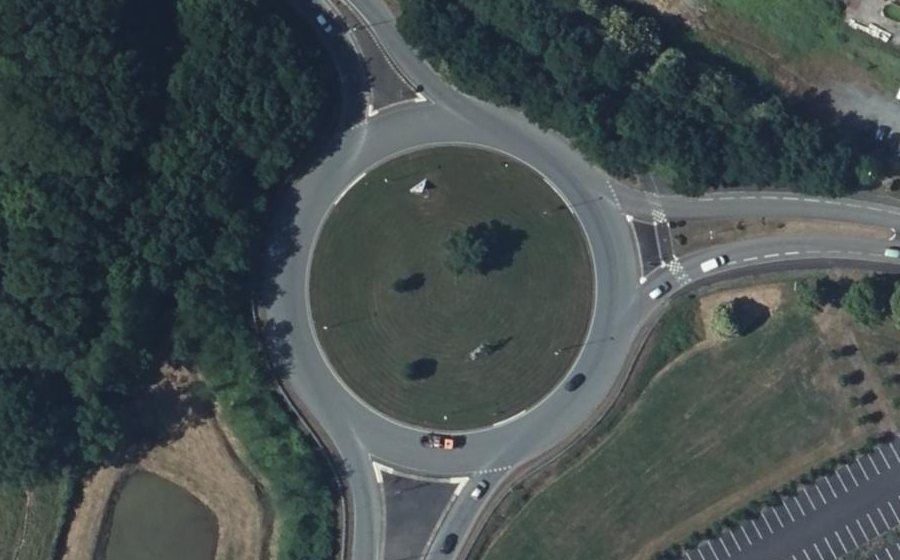 Vue aérienne du Rond-point anonyme n°73029432
