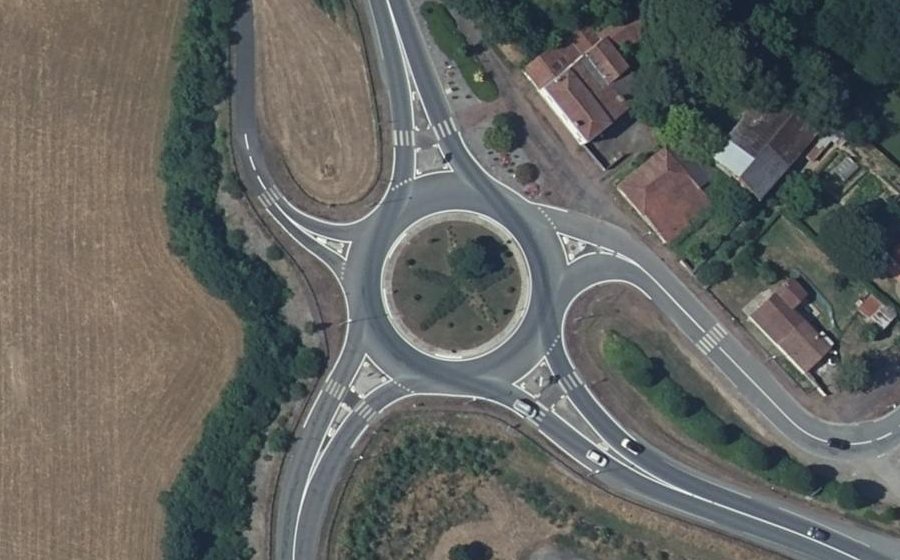 Vue aérienne du Rond-point anonyme n°73029436