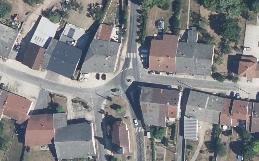 Vue aérienne du Rond-point anonyme n°73034923