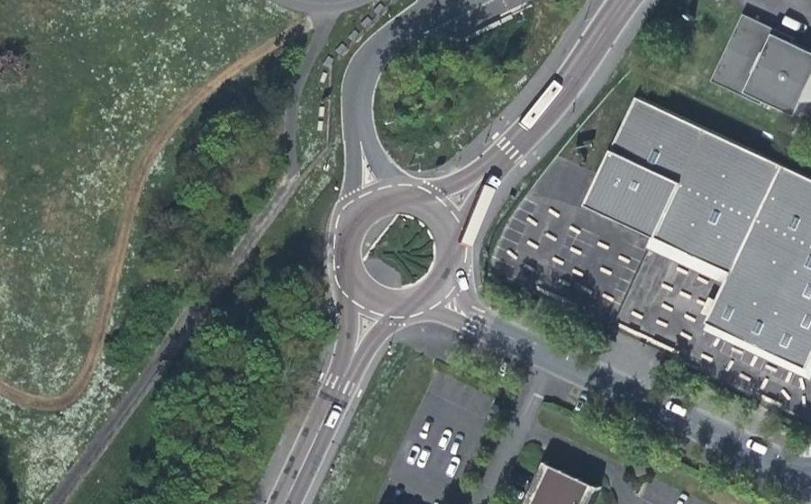 Vue aérienne du Rond-point anonyme n°73036421