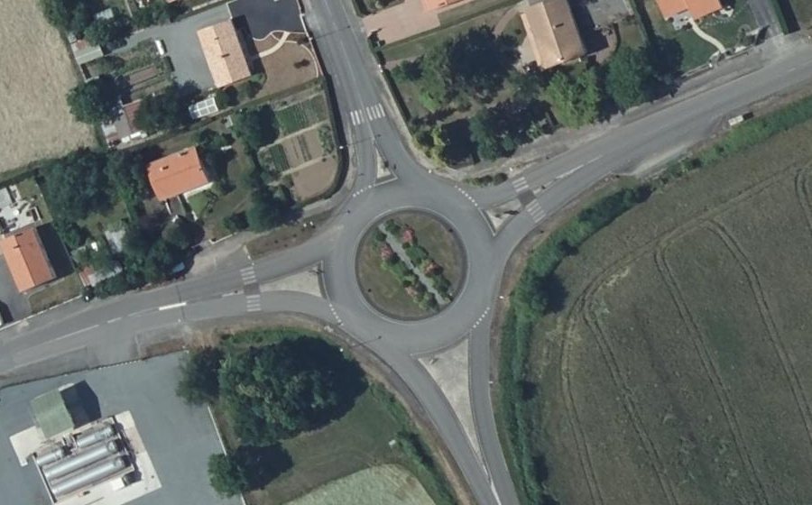 Vue aérienne du Rond-point anonyme n°73038421