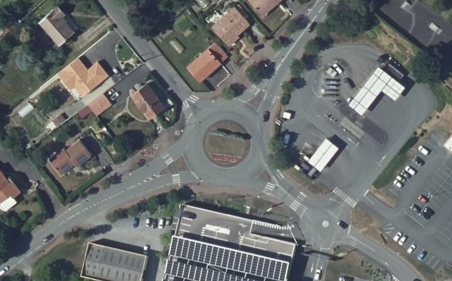 Vue aérienne du Rond-point anonyme n°73038439