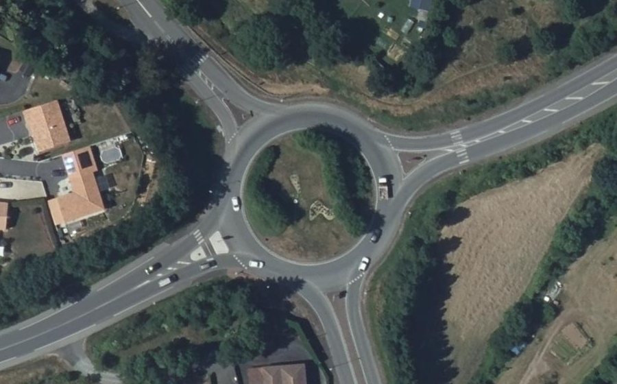 Vue aérienne du Rond-point anonyme n°73038441