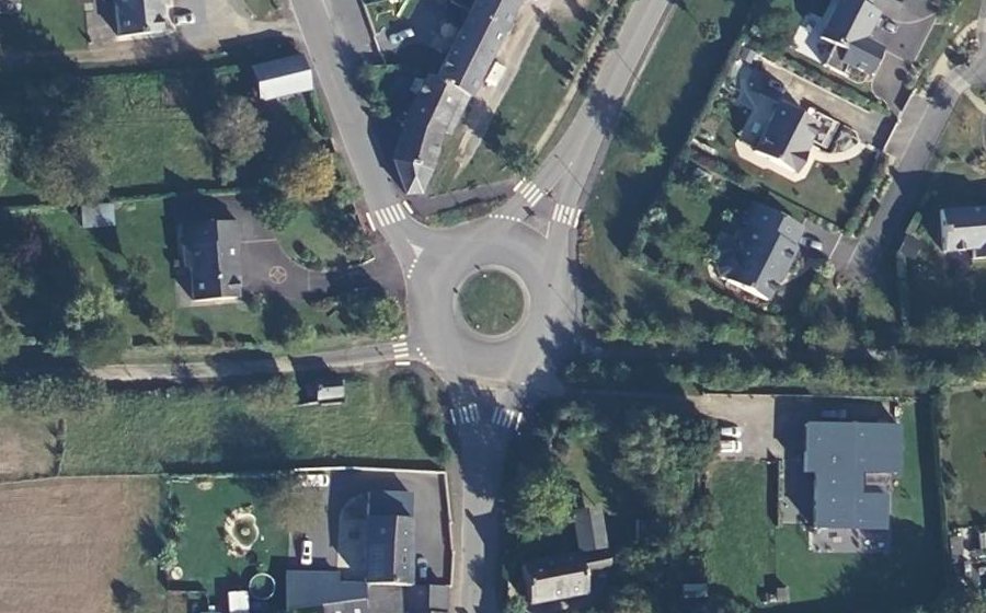 Vue aérienne du Rond-point anonyme n°73050664