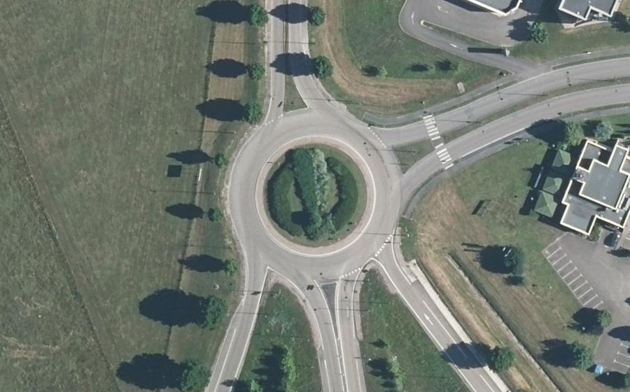 Vue aérienne du Rond-point anonyme n°73061528