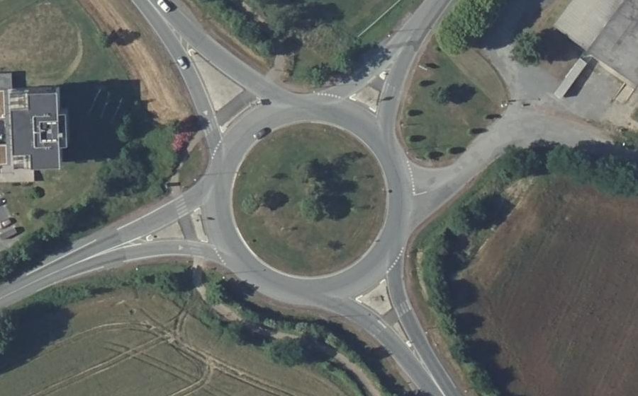 Vue aérienne du Rond-point anonyme n°73064539