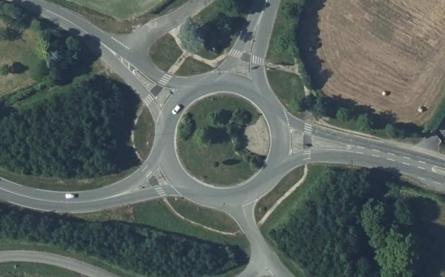 Vue aérienne du Rond-point anonyme n°73072291
