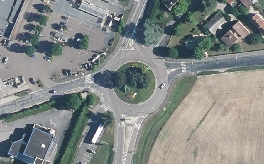 Vue aérienne du Rond-point anonyme n°73094230