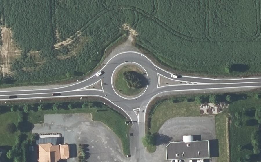 Vue aérienne du Rond-point anonyme n°73098230