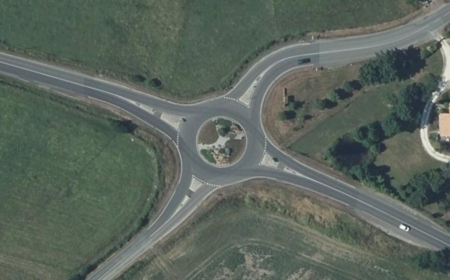 Vue aérienne du Rond-point anonyme n°73098262