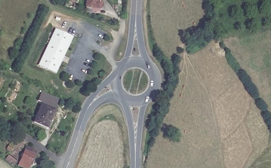 Vue aérienne du Rond-point anonyme n°73140450