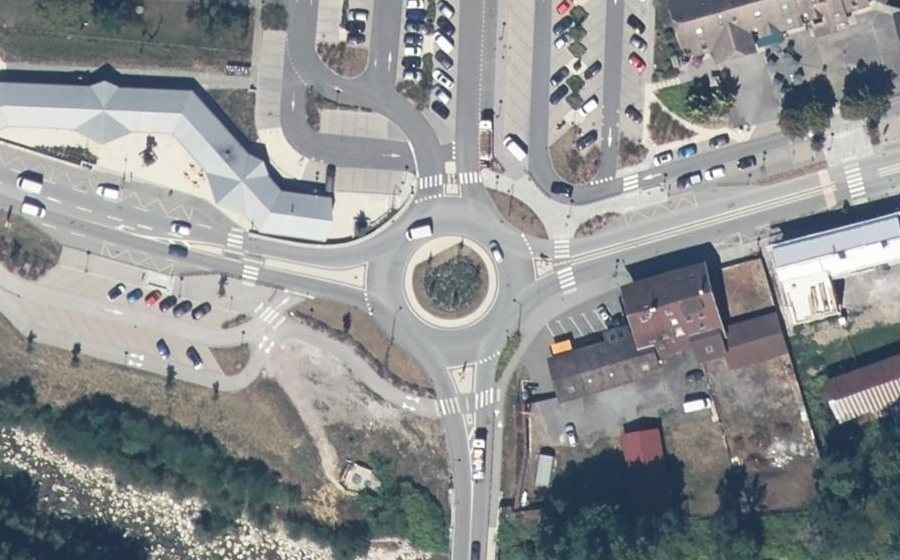 Vue aérienne du Rond-point anonyme n°731599032