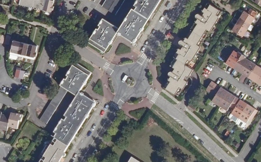 Vue aérienne du Rond-point anonyme n°731830536