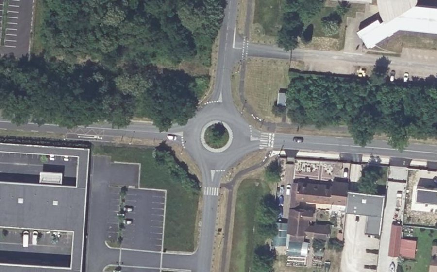 Vue aérienne du Rond-point anonyme n°73192775