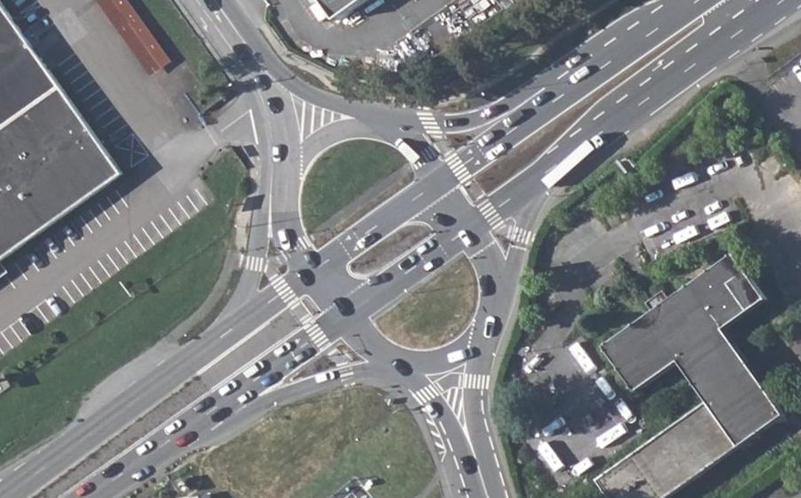 Vue aérienne du Rond-point anonyme n°73225266