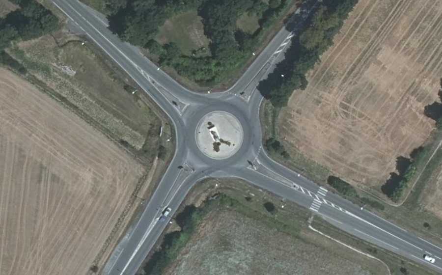 Vue aérienne du Rond-point anonyme n°73232751