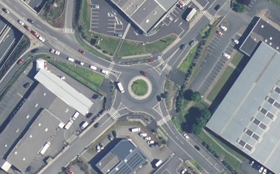 Vue aérienne du Rond-point anonyme n°732349361