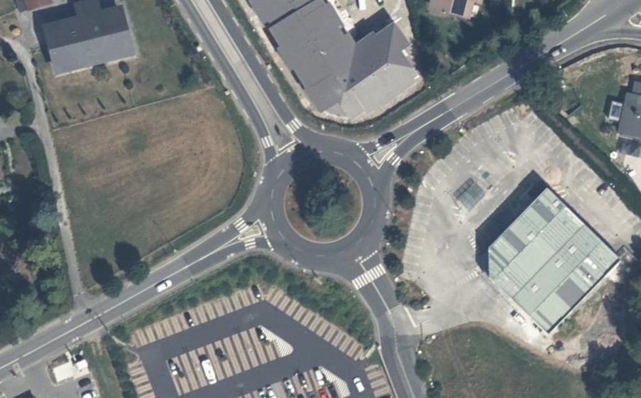 Vue aérienne du Rond-point anonyme n°732349405