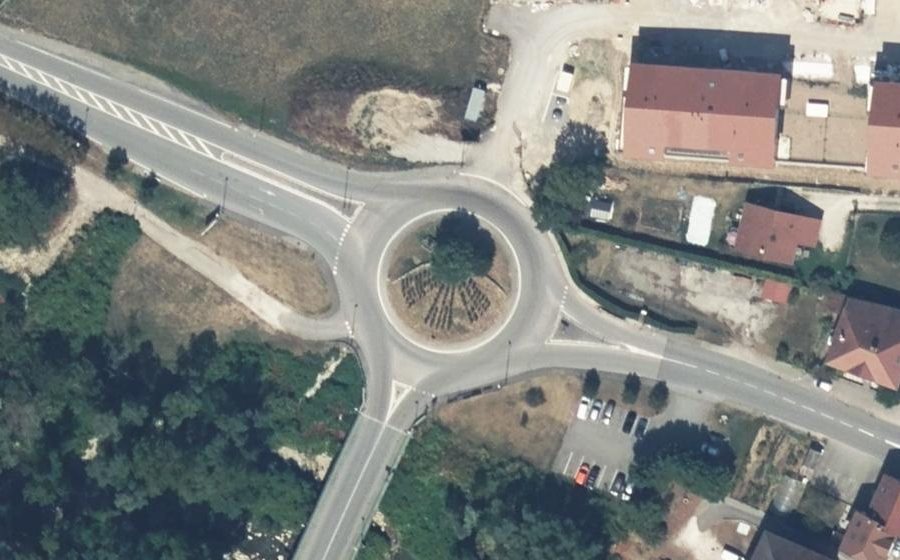 Vue aérienne du Rond-point anonyme n°732386980