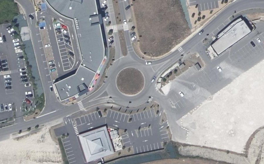 Vue aérienne du Rond-point anonyme n°732751919