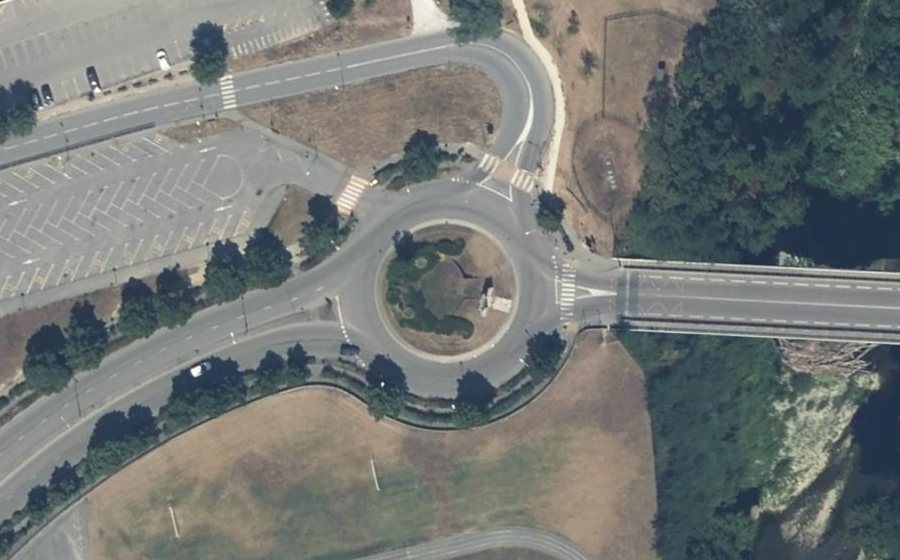 Vue aérienne du Rond-point anonyme n°732919808