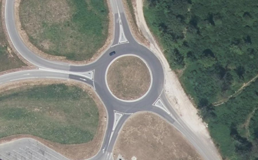 Vue aérienne du Rond-point anonyme n°732976390