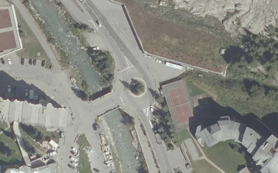 Vue aérienne du Rond-point anonyme n°73301162