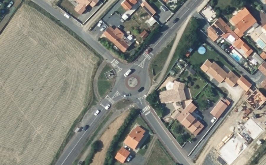 Vue aérienne du Rond-point anonyme n°733192465