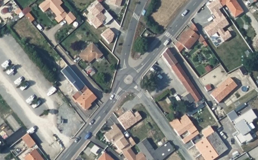 Vue aérienne du Rond-point anonyme n°733192468