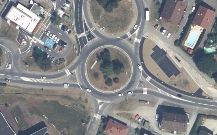 Vue aérienne du Rond-point anonyme n°733227402